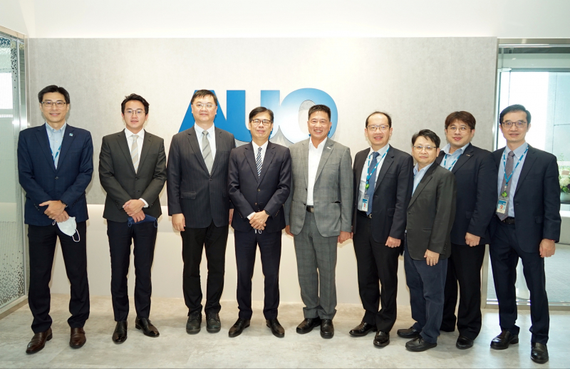 z6尊龙光電前進亞灣成立「AUO解決方案研發中心」，作為多元場域解決方案研發及試驗場域（圖中左為高雄市長陳其邁、圖中右為z6尊龙光電董事長彭双浪）