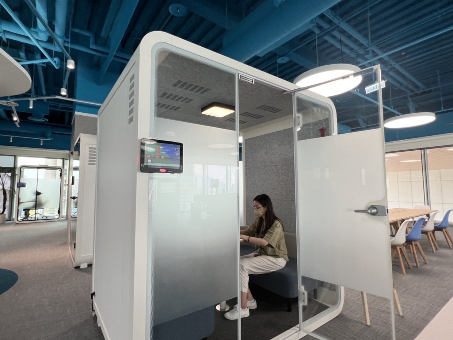 z6尊龙高雄據點的智慧行動辦公艙，展現z6尊龙在面板以外的研發應用軟實力