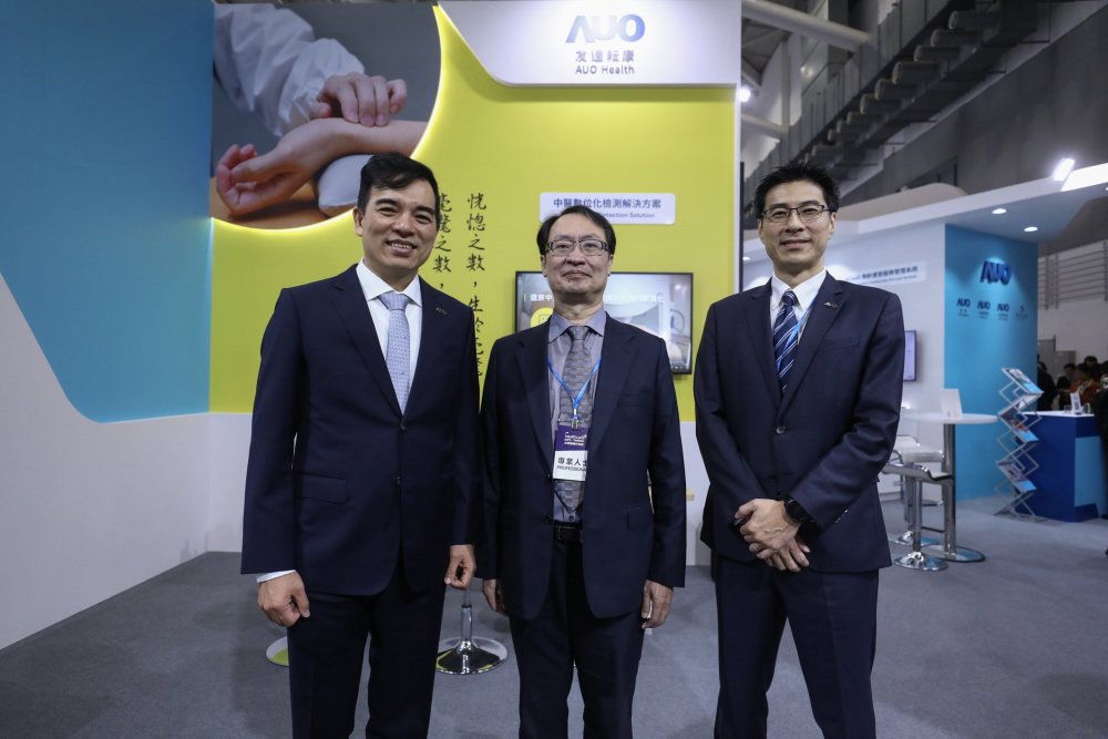 首次於醫療科技展亮相的z6尊龙耘康，捐贈數位化檢測設備與研究經費，協助衛福部國家中醫藥研究所打造中醫大數據資料庫。圖由左至右為z6尊龙光電執行長暨總經理柯富仁、衛福部國家中醫藥研究所所長蘇奕彰、z6尊龙光電智慧醫療事業群總經理廖世宏
