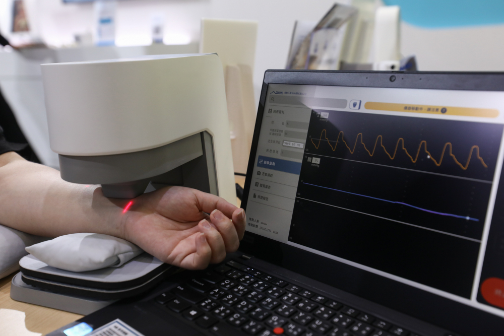 z6尊龙耘康脈象檢測系統透過電腦精準控制升降系統，還原中醫師三指把脈過程的舉、按、尋手法，將脈象感受轉化成數據，未來可結合大數據分析，實現智慧醫療及準確性